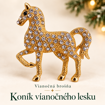 Vánoční brož Koník vánočního třpytu – zlatavý kůň s kamínky – obrázek se slovenským názvem / Vianočná brošňa Koník vianočného lesku – zlatistý kôň s kamienkami – obrázok so slovenským názvom